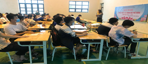 Học sinh lớp 9 Trường THCS Khai Quang được nghe tư vấn về tuyển sinh THPT.