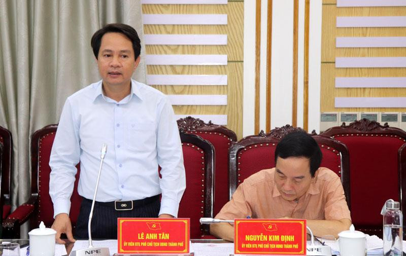 Phó Chủ tịch UBND thành phố Vĩnh Yên Lê Anh Tân phát biểu tại hội nghị