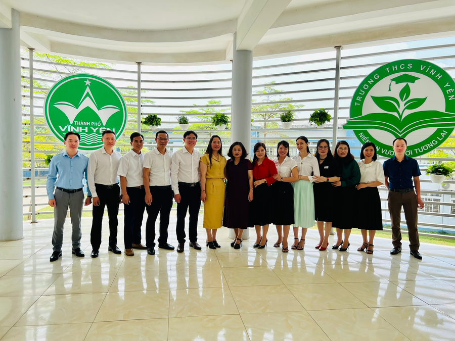 Đoàn công tác của Phòng GDĐT Thành phố Sơn La thăm quan, học tập kinh nghiệm xây dựng lớp học thông minh tại Trường THCS Vĩnh Yên