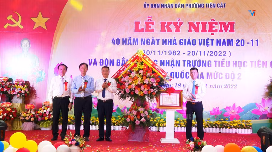 Ông Nguyễn Hữu Nhu - Phó chủ tịch UBND TP Việt Trì (thứ nhất bên phải) tặng hoa chúc mừng và trao Bằng công nhận Trường Tiểu học Tiên Cát đạt Chuẩn Quốc gia mức độ 2 cho lãnh đạo phường Tiên Cát.