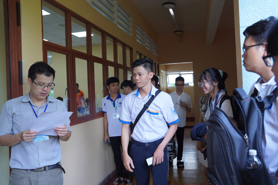 Thí sinh làm thủ tục vào phòng thi Olympic Cơ học toàn quốc lần thứ 34 phía Nam. Ảnh: Như Quỳnh