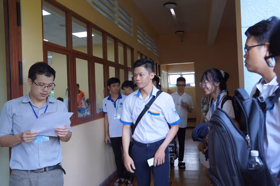 Thí sinh làm thủ tục vào phòng thi Olympic Cơ học toàn quốc lần thứ 34 phía Nam. Ảnh: Như Quỳnh