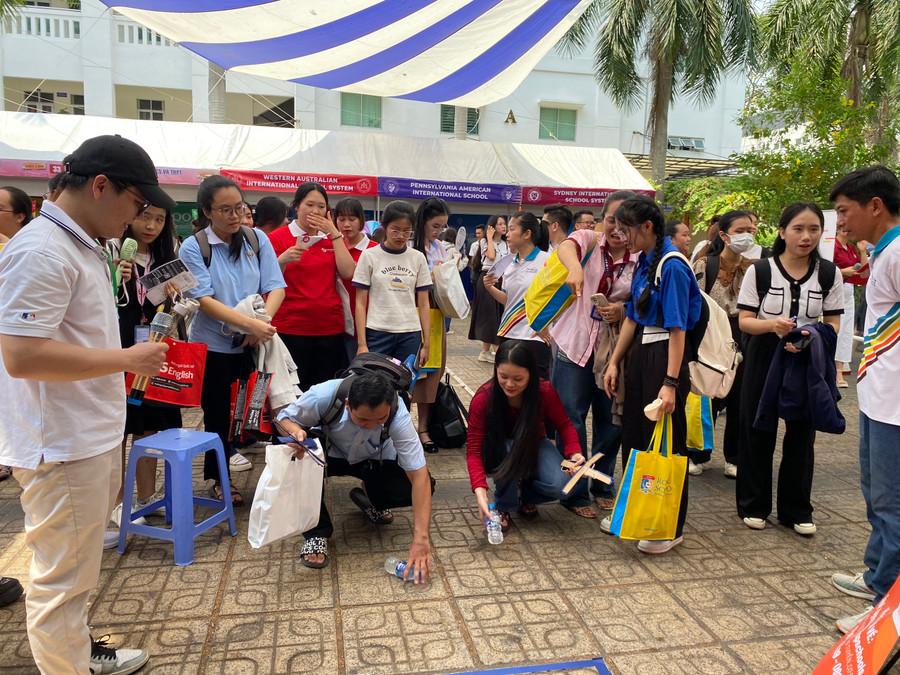 Sinh viên tìm hiểu việc làm và trải nghiệm các hoạt động tại ngày hội việc làm. Ảnh: M.T Sinh viên tìm hiểu việc làm và trải nghiệm các hoạt động tại ngày hội việc làm. Ảnh: M.T