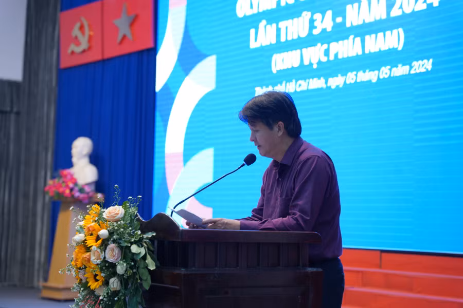 GS. TS Nguyễn Hữu Lộc phát biểu khai mạc cuộc thi. Ảnh: Như Quỳnh