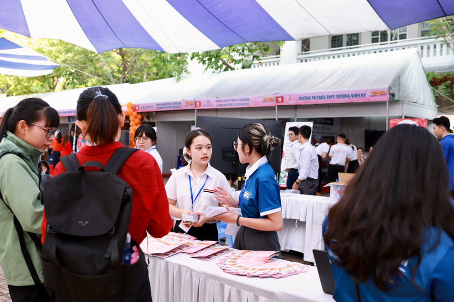 Sinh viên tham gia "Ngày hội việc làm 2024" do Trường Đại học Sư phạm TPHCM tổ chức ngày 5/5. Ảnh: T. 