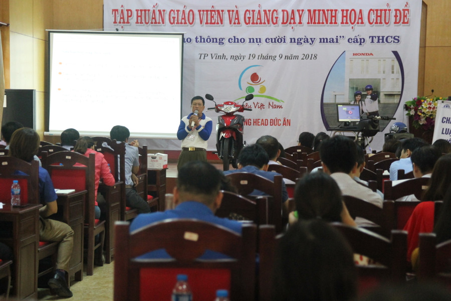 Tập huấn giảng dạy về An toàn giao thông cho nụ cười ngày mai