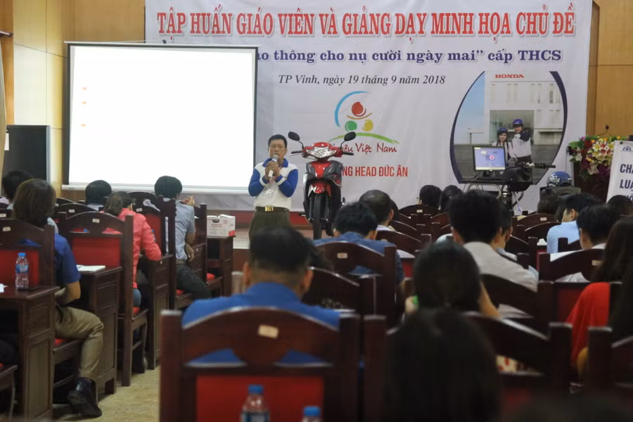 Tập huấn giảng dạy về An toàn giao thông cho nụ cười ngày mai