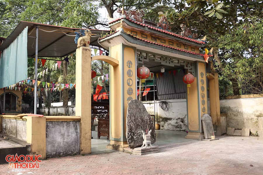 Khu lăng mộ thờ cá voi trong đền Làng Hiếu.