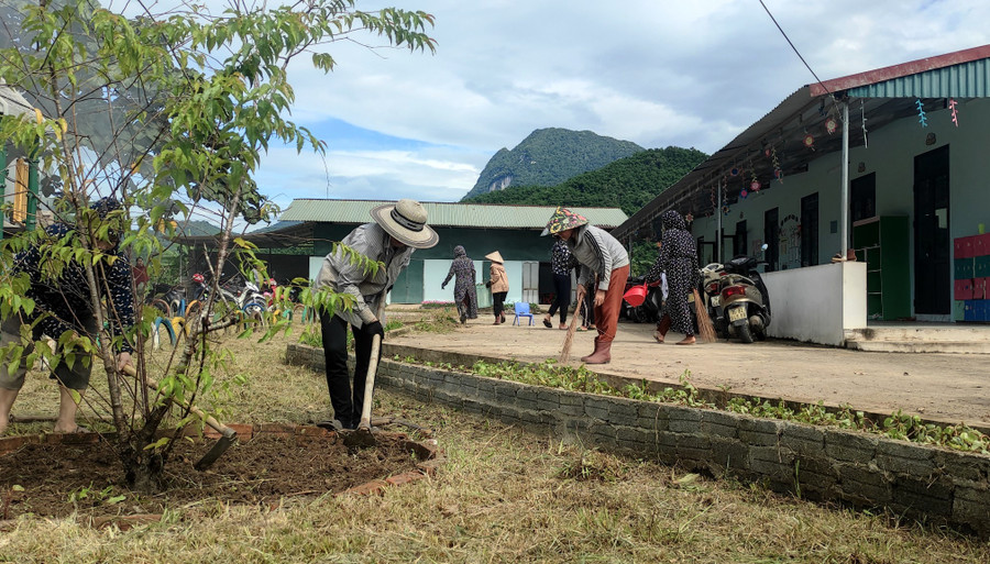 Dọn vệ sinh sân trường. Ảnh: TL.