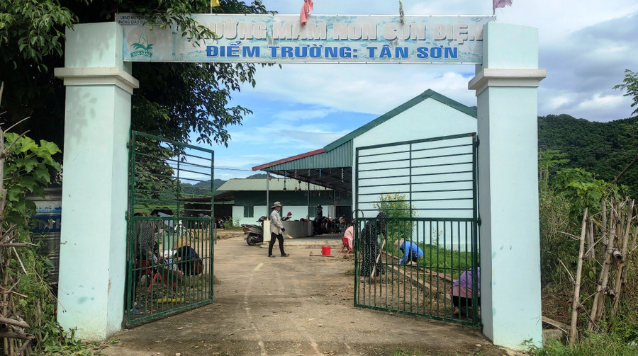 Giáo viên tập trung tổng vệ sinh trường, lớp tại điểm Trường Mầm non Tân Sơn, xã Sơn Điện (Quan Sơn, Thanh Hóa). Ảnh: TL.