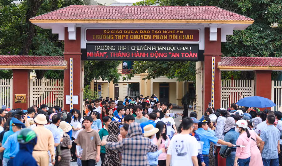 Thí sinh rời khỏi phòng thi sau khi kết thúc môn Toán tại điểm thi Trường THPT chuyên Phan Bội Châu (Nghệ An). Ảnh: Hồ Lài