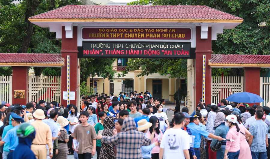 Thí sinh rời khỏi phòng thi sau khi kết thúc môn Toán tại điểm thi Trường THPT chuyên Phan Bội Châu (Nghệ An). Ảnh: Hồ Lài