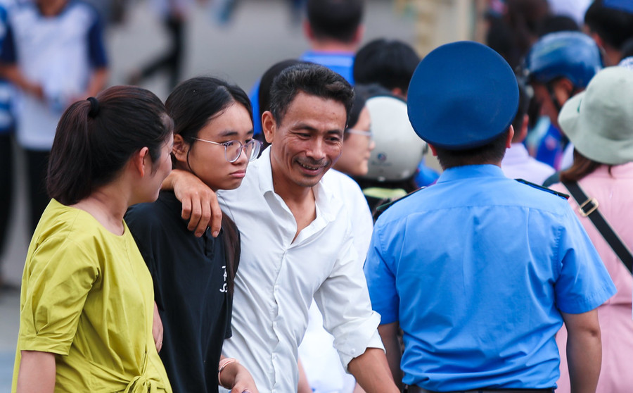 Nhiều thí sinh Nghệ An không hài lòng với bài làm môn Toán thi vào lớp 10. Ảnh: Hồ Lài