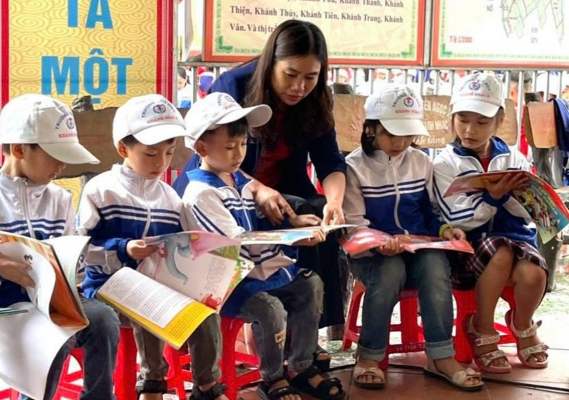 Cô trò Trường TH Khánh Nhạc B (Ninh Bình). Ảnh: NT