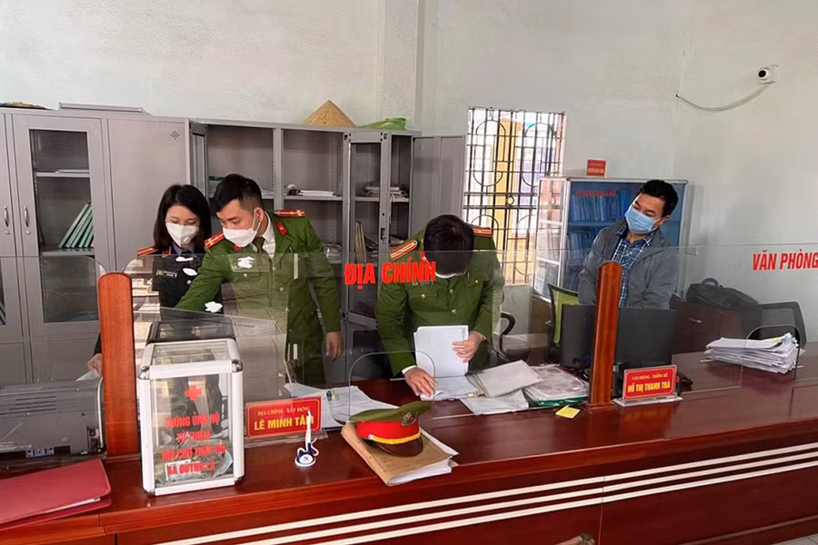 Cơ quan chức năng khám xét nơi làm việc của Lê Minh Tâm.