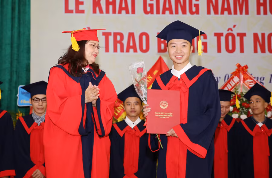 PGS.TS. Hoàng Thị Minh Phương - Hiệu trưởng Trường ĐH SPKT Vinh trao bằng tốt nghiệp cho các tân kỹ sư