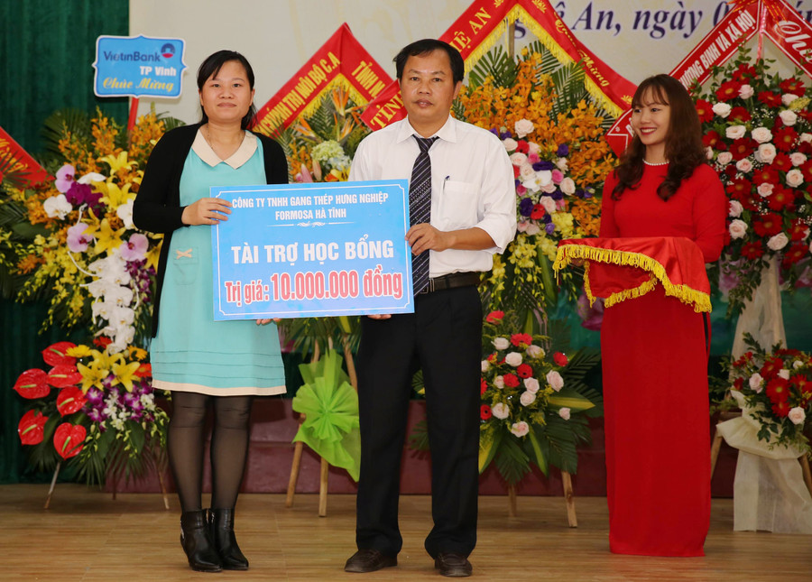 Trao học bổng cho sinh viên có kết quả học tập, rèn luyện xuất sắc