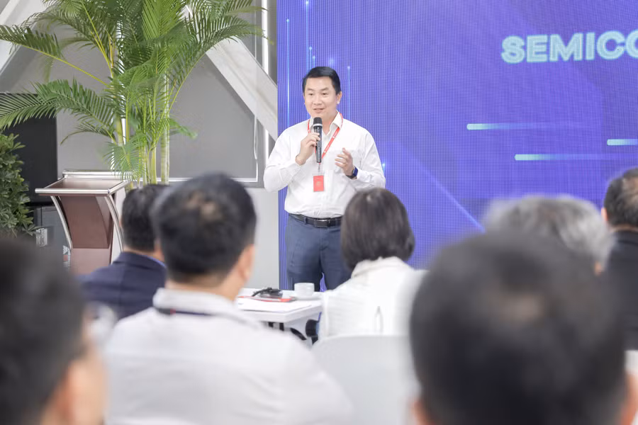 Chuyên gia tham luận tại hội thảo. Ảnh: VLU