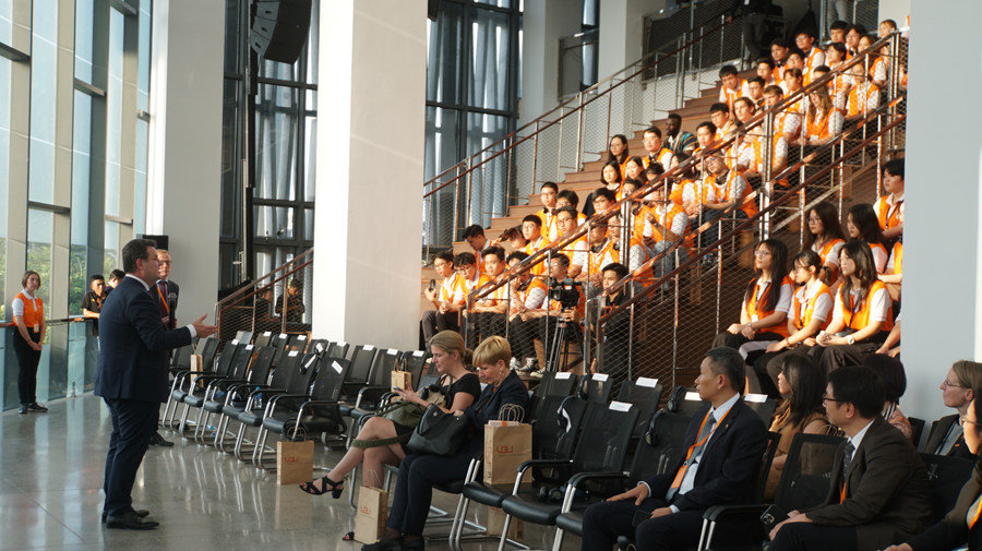 Buổi trao đổi về môi trường học tập và nghiên cứu tại Trường Đại học Việt Đức. Ảnh: Mạnh Tùng