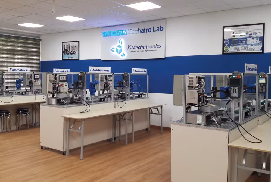 Không gian phòng thí nghiệm với các module cánh tay robot được trang bị. Ảnh: Như Quỳnh