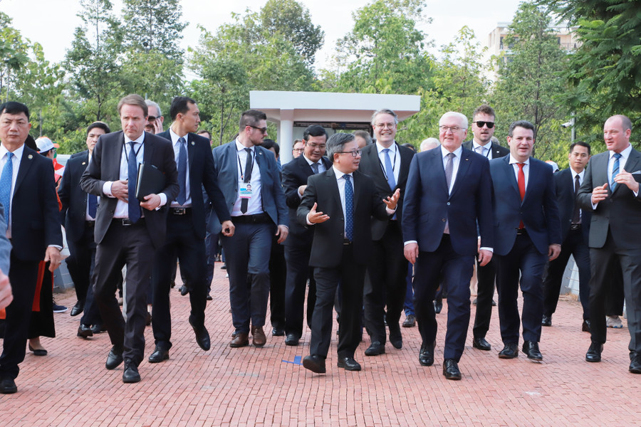 Lãnh đạo VGU đón Tổng thống Frank-Walter Steinmeier. Ảnh: VGU