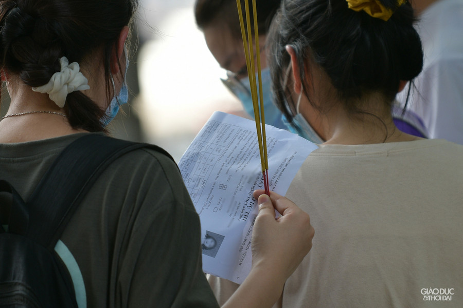 Ảnh sĩ tử đến Văn Miếu- Quốc Tử Giám cầu may trước ngày thi tốt nghiệp ảnh 5