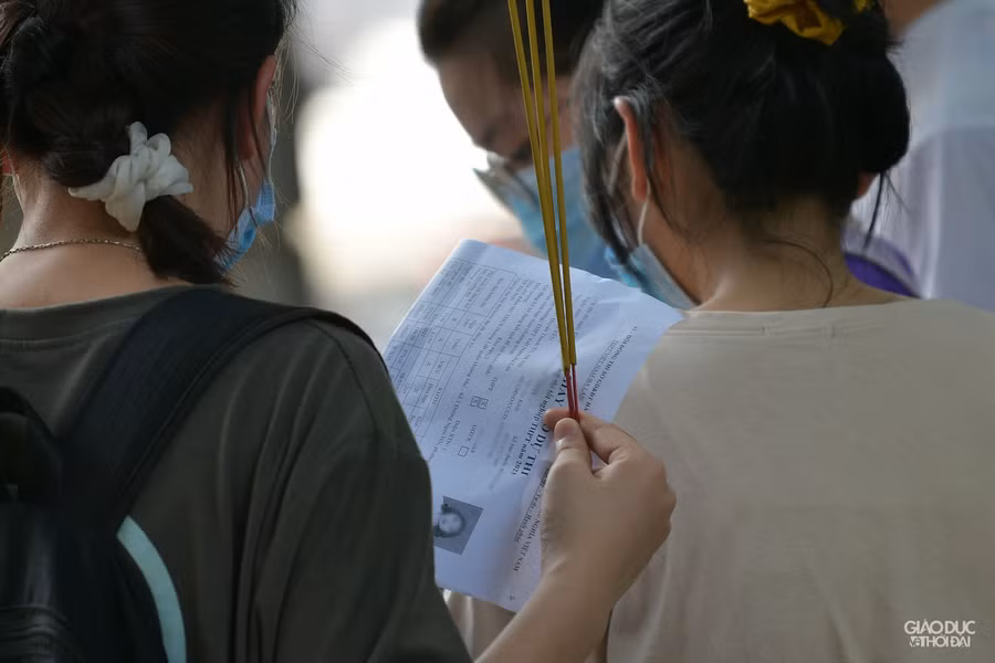 Ảnh sĩ tử đến Văn Miếu- Quốc Tử Giám cầu may trước ngày thi tốt nghiệp ảnh 5