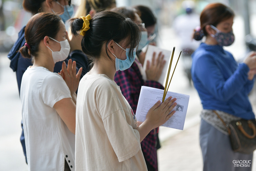 Nhiều bạn còn mang giấy báo dự thi đến Văn Miếu để vái vọng, mong có kết quả thi tốt