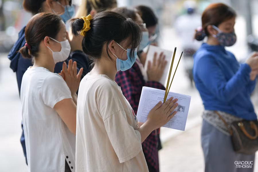 Nhiều bạn còn mang giấy báo dự thi đến Văn Miếu để vái vọng, mong có kết quả thi tốt