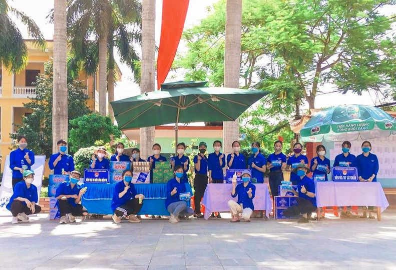 Đội thanh niên tình nguyện Tiếp sức mùa thi của nhà trường. Ảnh: NTCC Đội thanh niên tình nguyện Tiếp sức mùa thi của nhà trường. Ảnh: NTCC