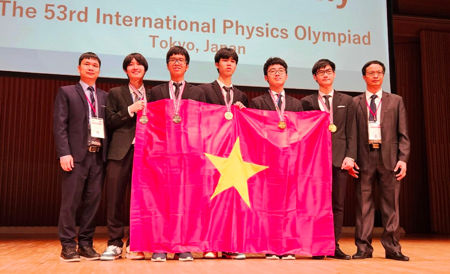 Lê Viết Hoàng Anh (người thứ 2 từ trái sang) cùng các bạn tham dự kỳ IphO 2023 tại đất nước Nhật Bản. Ảnh: Nhà trường cung cấp. Lê Viết Hoàng Anh (người thứ 2 từ trái sang) cùng các bạn tham dự kỳ IphO 2023 tại đất nước Nhật Bản. Ảnh: Nhà trường cung cấp.