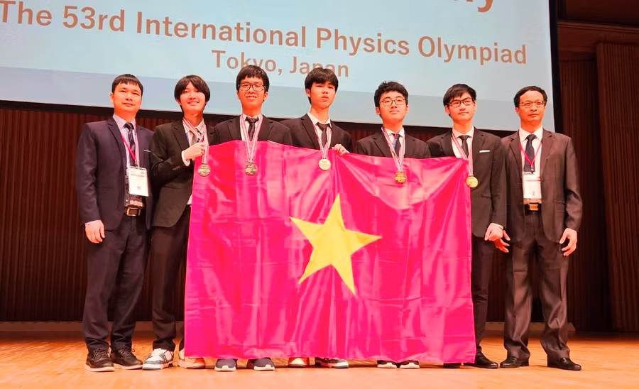Lê Viết Hoàng Anh (người thứ 2 từ trái sang) cùng các bạn tham dự kỳ IphO 2023 tại đất nước Nhật Bản. Ảnh: Nhà trường cung cấp.