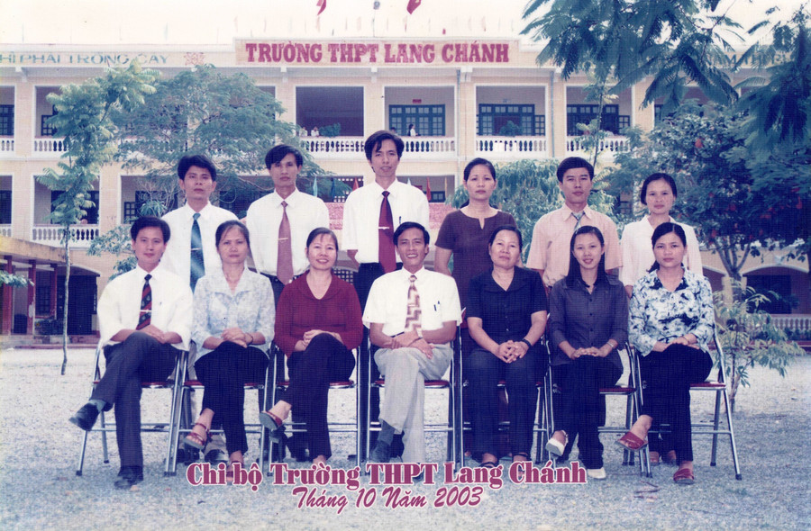 Chi bộ Trường THPT Lang Chánh (Thanh Hóa) cách đây 20 năm. Ảnh: NTCC Chi bộ Trường THPT Lang Chánh (Thanh Hóa) cách đây 20 năm. Ảnh: NTCC