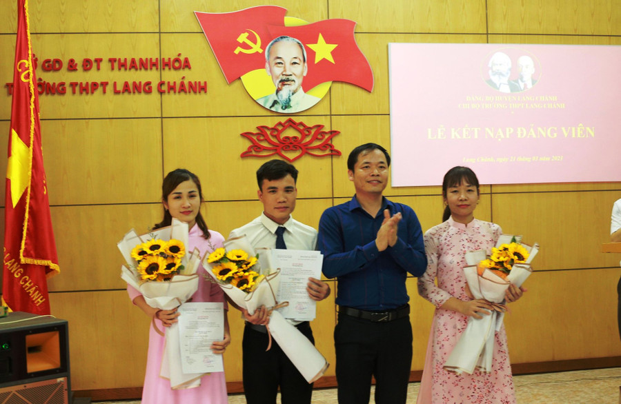 Lễ kết nạp Đảng viên mới ở Trường THPT Lang Chánh. Ảnh: NTCC Lễ kết nạp Đảng viên mới ở Trường THPT Lang Chánh. Ảnh: NTCC