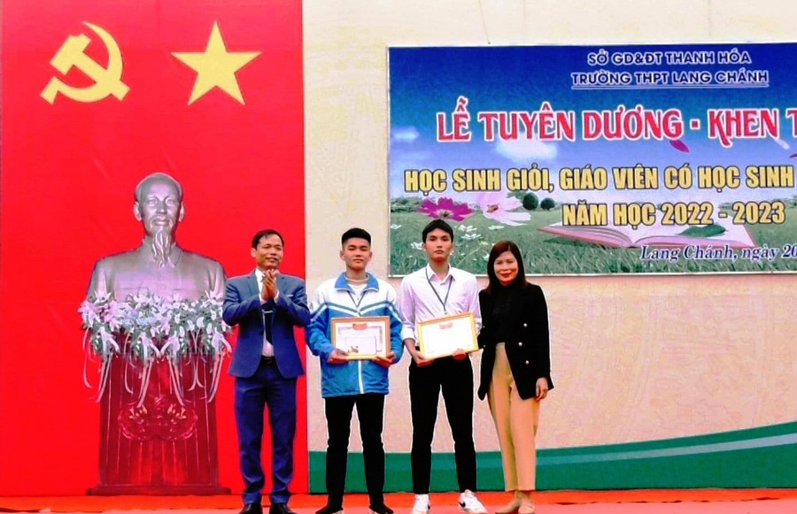 Lễ khen thưởng học sinh và giáo viên của Trường THPT Lang Chánh. Ảnh: NTCC Lễ khen thưởng học sinh và giáo viên của Trường THPT Lang Chánh. Ảnh: NTCC