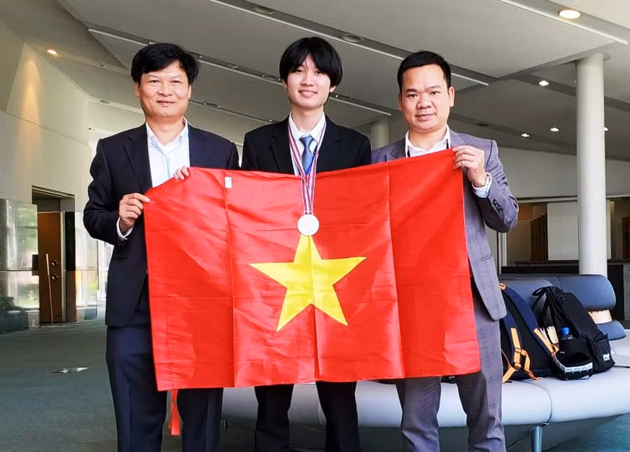 Lê Viết Hoàng Anh (giữa) và hai thầy giáo của mình trên đất nước Nhật Bản. Ảnh: Nhà trường cung cấp.