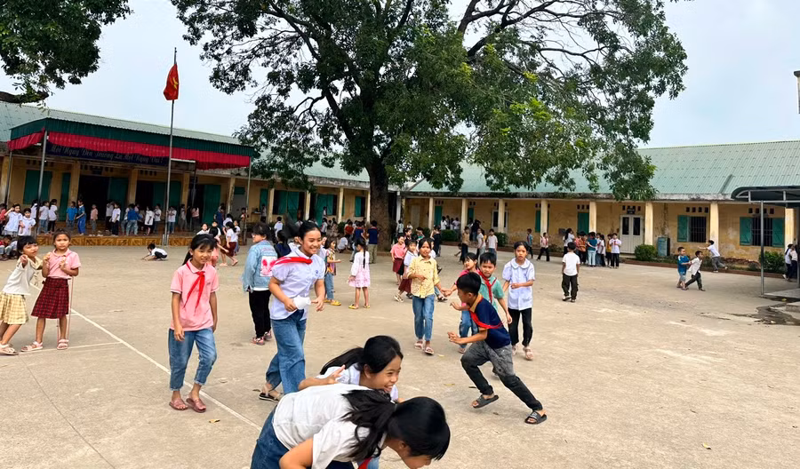 Học sinh Trường Tiểu học Hải Hà, thị xã Nghi Sơn (Thanh Hóa) trong giờ ra chơi buổi chiều. Ảnh chụp chiều 1/11 do nhà trường cung cấp.