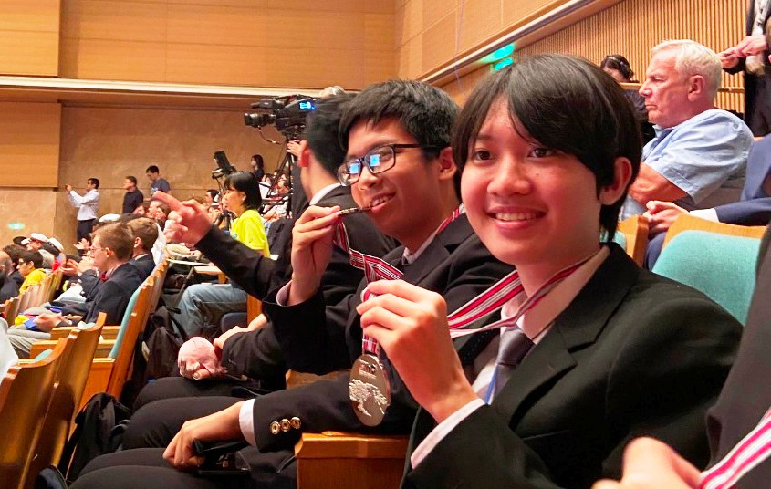 Lê Viết Hoàng Anh và tấm Huy chương của mình. Ảnh: NVCC. Lê Viết Hoàng Anh và tấm Huy chương của mình. Ảnh: NVCC.