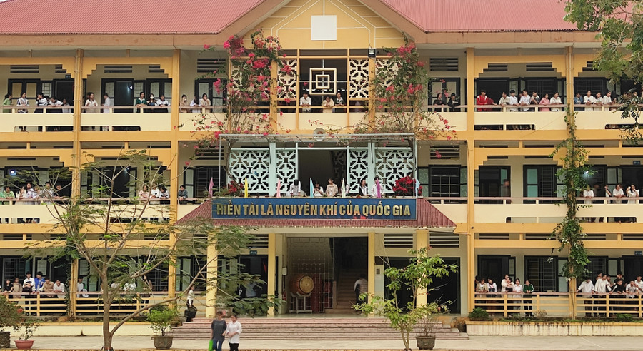 Học sinh Trường THPT Quan Sơn (Thanh Hóa) trong giờ ra chơi. (Ảnh: Thế Lượng) Học sinh Trường THPT Quan Sơn (Thanh Hóa) trong giờ ra chơi. (Ảnh: Thế Lượng)