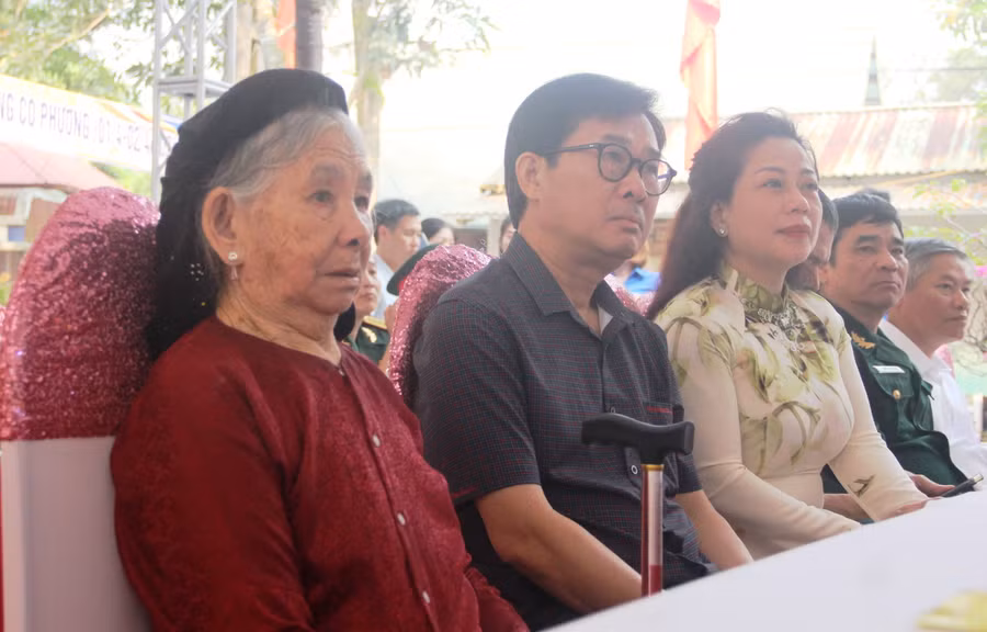 Cụ bà Nguyễn Thị Ngọt, người duy nhất thoát chết trong trận bom đánh sập cửa hang Co Phương ngày 2/4/1953. (Ảnh: Thế Lượng)