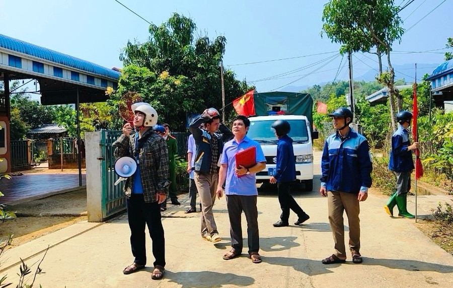 Đội tuyên truyền công tác phòng, chống bệnh dại tại huyện Quan Hóa. (Ảnh: H.Ng).