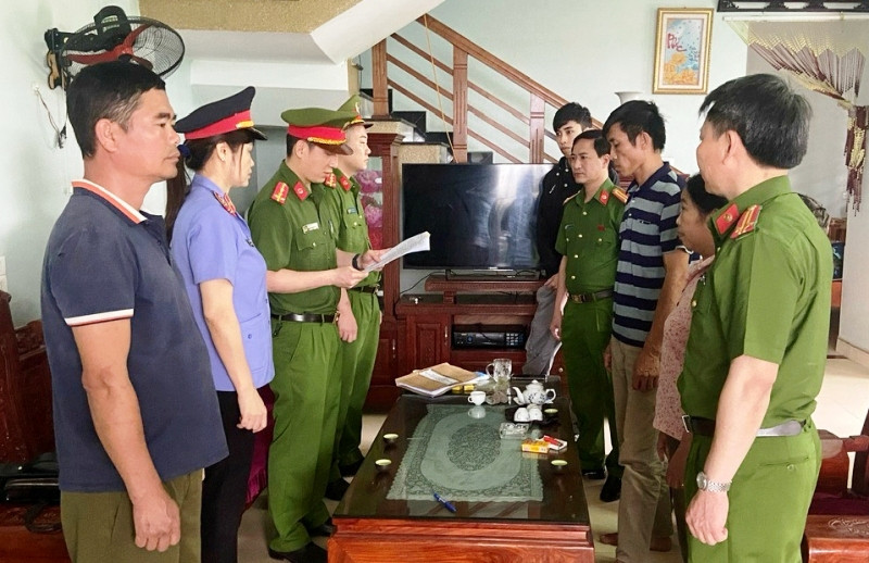 Cơ quan chức năng thi hành lệnh bắt tạm giam bị can trong vụ án. (Ảnh: CACC) Cơ quan chức năng thi hành lệnh bắt tạm giam bị can trong vụ án. (Ảnh: CACC)