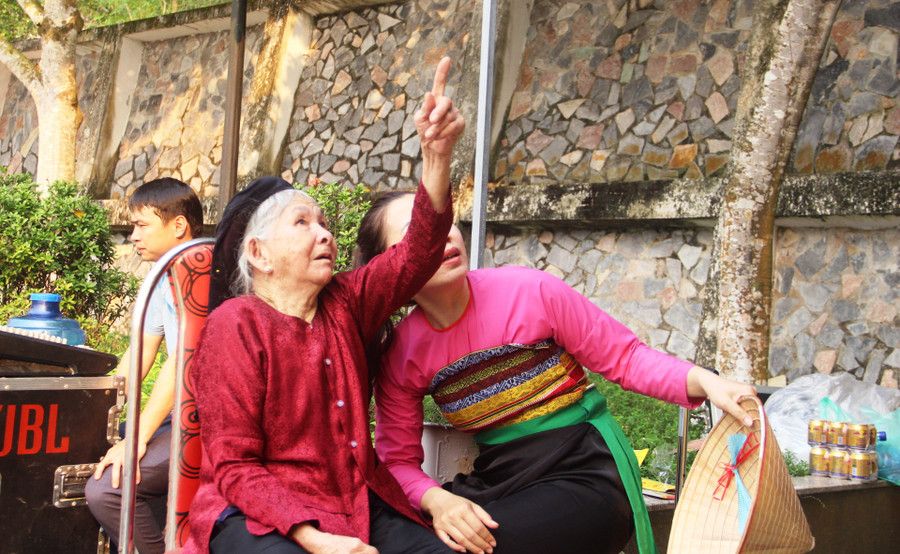 Cụ bà Nguyễn Thị Ngọt (SN 1932) là người may mắn thoát chết khi bom Pháp trút xuống hang Co Phương ngày 2/4/1953. Ảnh: Thế Lượng Cụ bà Nguyễn Thị Ngọt (SN 1932) là người may mắn thoát chết khi bom Pháp trút xuống hang Co Phương ngày 2/4/1953. Ảnh: Thế Lượng