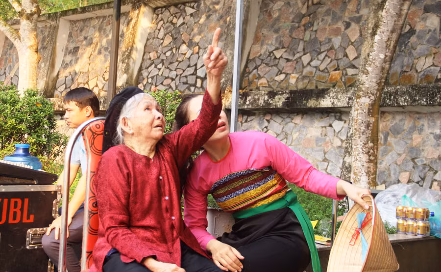 Cụ bà Nguyễn Thị Ngọt (SN 1932) là người may mắn thoát chết khi bom Pháp trút xuống hang Co Phương ngày 2/4/1953. Ảnh: Thế Lượng