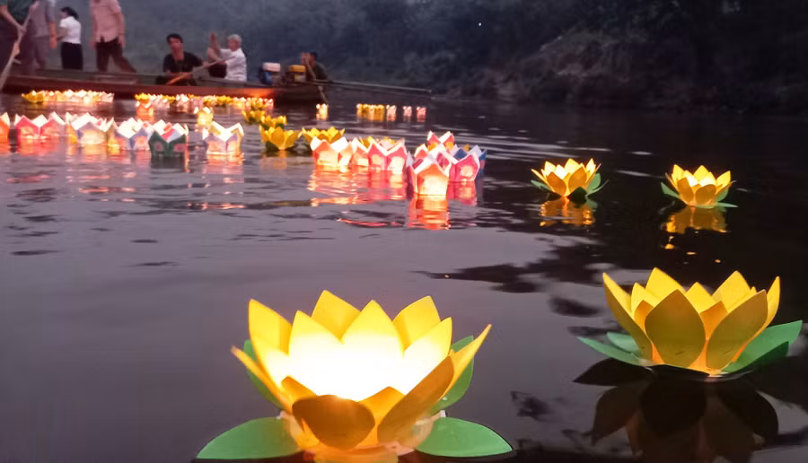 Những ngọn hoa đăng được thả xuống dòng sông Mã chiều tối 1/4, để tưởng nhớ các liệt sĩ hy sinh tại khu vực bản Sại, xã Phú Lệ, huyện Quan Hóa. (Ảnh: Thế Lượng)