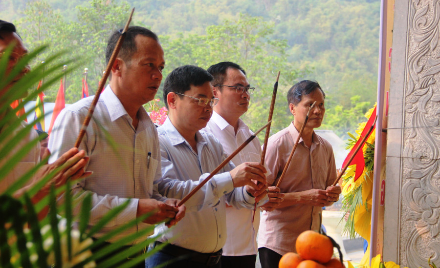 Lãnh đạo huyện Quan Hóa và huyện Thiệu Hóa dâng hương các anh hùng liệt sĩ tại buổi lễ cầu siêu ở hang Co Phương. Ảnh: Thế Lượng Lãnh đạo huyện Quan Hóa và huyện Thiệu Hóa dâng hương các anh hùng liệt sĩ tại buổi lễ cầu siêu ở hang Co Phương. Ảnh: Thế Lượng