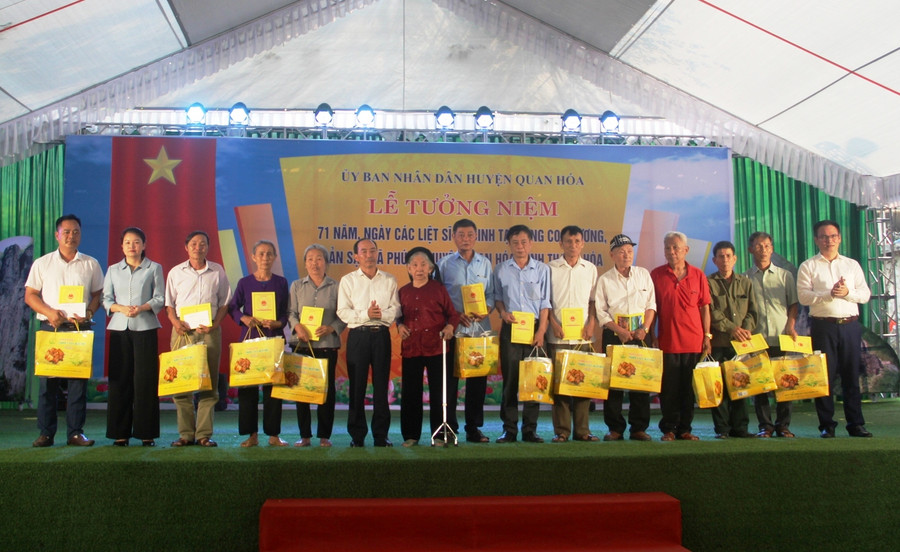 Lãnh đạo tỉnh Thanh Hóa và lãnh đạo huyện Quan Hóa tặng quà tri ấn thân nhân, gia đình các liệt sĩ hy sinh ở hang Co Phương. (Ảnh: Thế Lượng) Lãnh đạo tỉnh Thanh Hóa và lãnh đạo huyện Quan Hóa tặng quà tri ấn thân nhân, gia đình các liệt sĩ hy sinh ở hang Co Phương. (Ảnh: Thế Lượng)