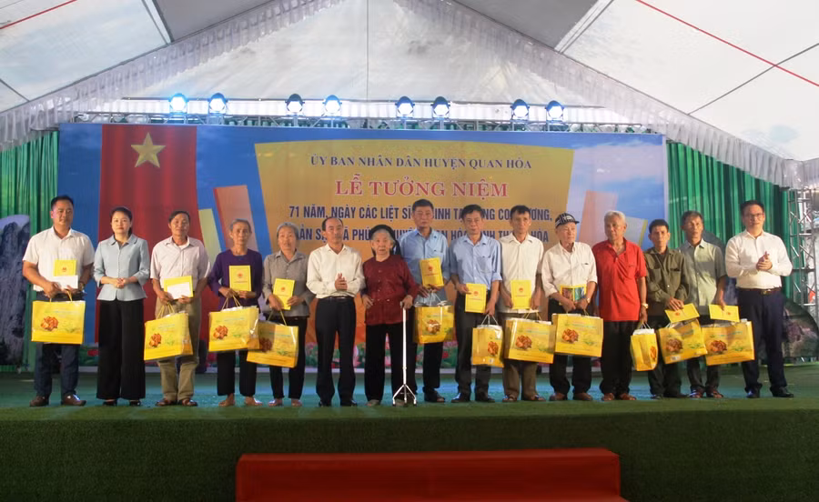 Lãnh đạo tỉnh Thanh Hóa và lãnh đạo huyện Quan Hóa tặng quà tri ấn thân nhân, gia đình các liệt sĩ hy sinh ở hang Co Phương. (Ảnh: Thế Lượng)