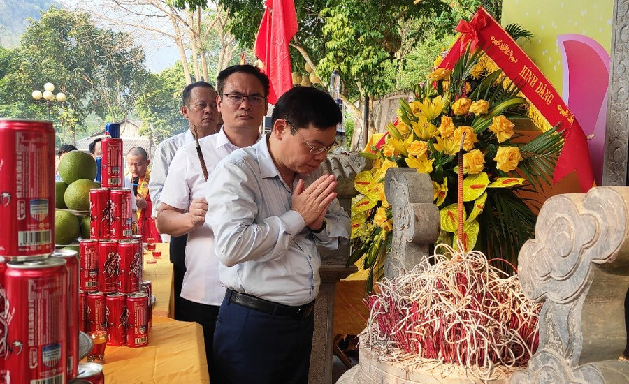 Ông Hà Văn Thủy - Phó Bí thư Thường trực Huyện ủy và ông Nguyễn Đức Dũng - Chủ tịch UBND huyện Quan Hóa dâng hương trong buổi lễ cầu siêu các liệt sĩ. Ảnh: Thế Lượng Ông Hà Văn Thủy - Phó Bí thư Thường trực Huyện ủy và ông Nguyễn Đức Dũng - Chủ tịch UBND huyện Quan Hóa dâng hương trong buổi lễ cầu siêu các liệt sĩ. Ảnh: Thế Lượng