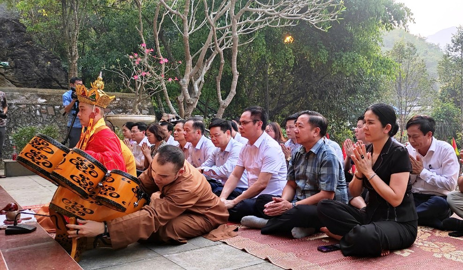 Lãnh đạo huyện Quan Hóa và huyện Thiệu Hóa (Thanh Hóa) tham gia buổi lễ cầu siêu các liệt sĩ tại hang Co Phương. Ảnh: Thế Lượng Lãnh đạo huyện Quan Hóa và huyện Thiệu Hóa (Thanh Hóa) tham gia buổi lễ cầu siêu các liệt sĩ tại hang Co Phương. Ảnh: Thế Lượng